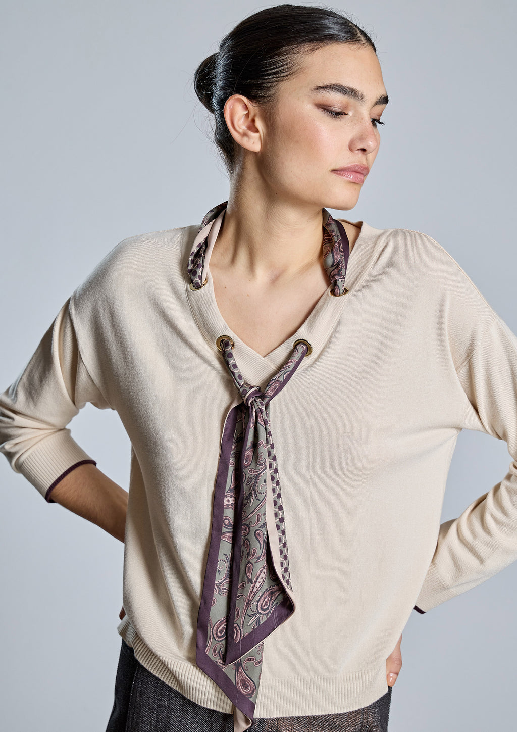 Jersey ALBA CONDE beige con pañuelo estampado