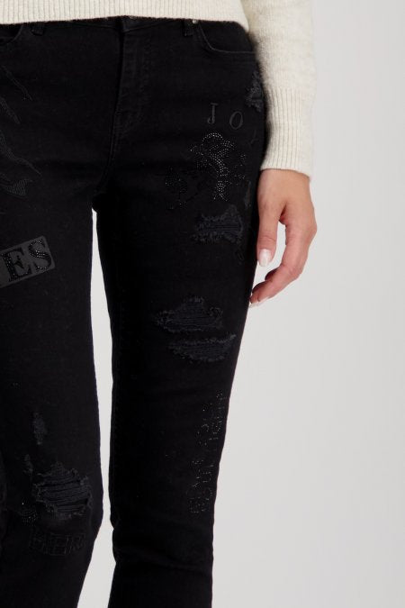 Pantalón jeans roto con bordados