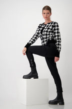 Pantalones MONARI cargo negros con hebillas