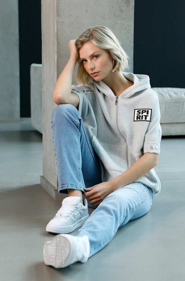 Capa MONARI gris con capucha