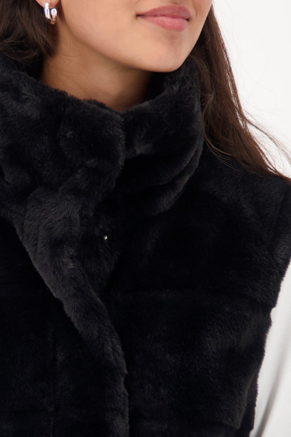 Chaleco MONARI mullido color negro