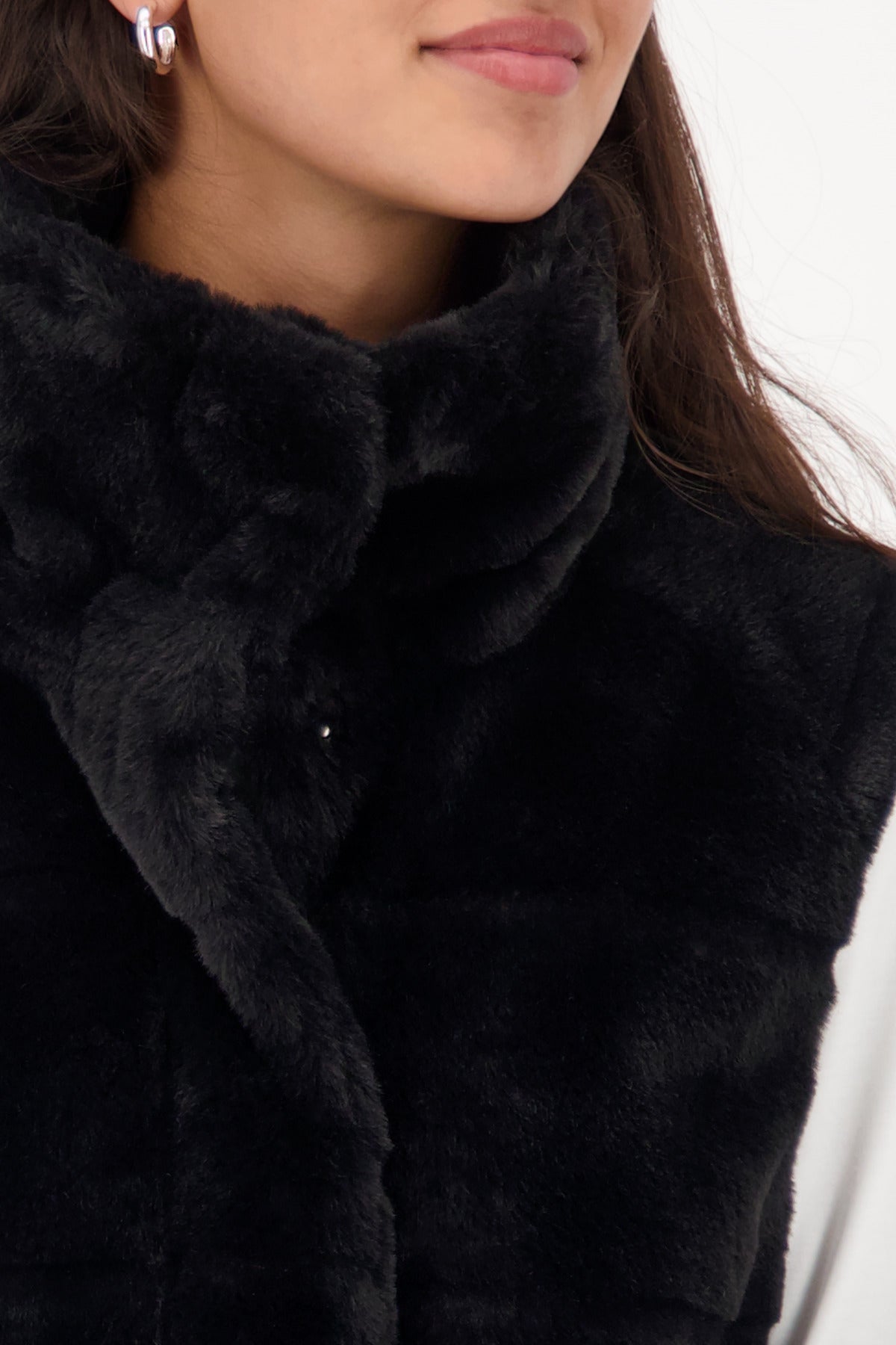 Chaleco MONARI mullido color negro