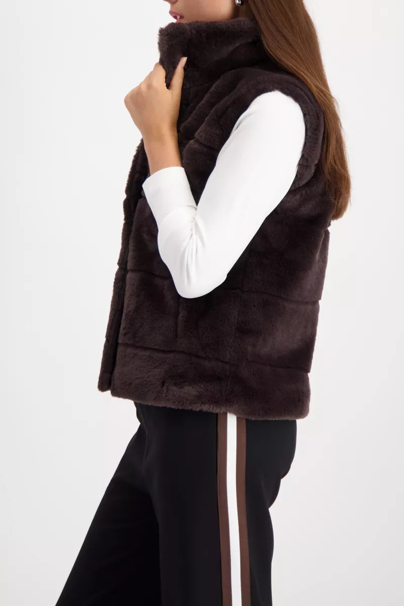 Chaleco MONARI simil piel suave marrón