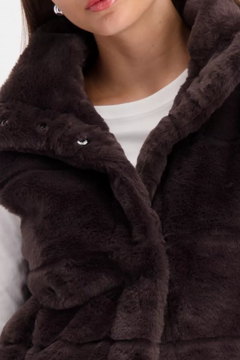 Chaleco MONARI simil piel suave marrón