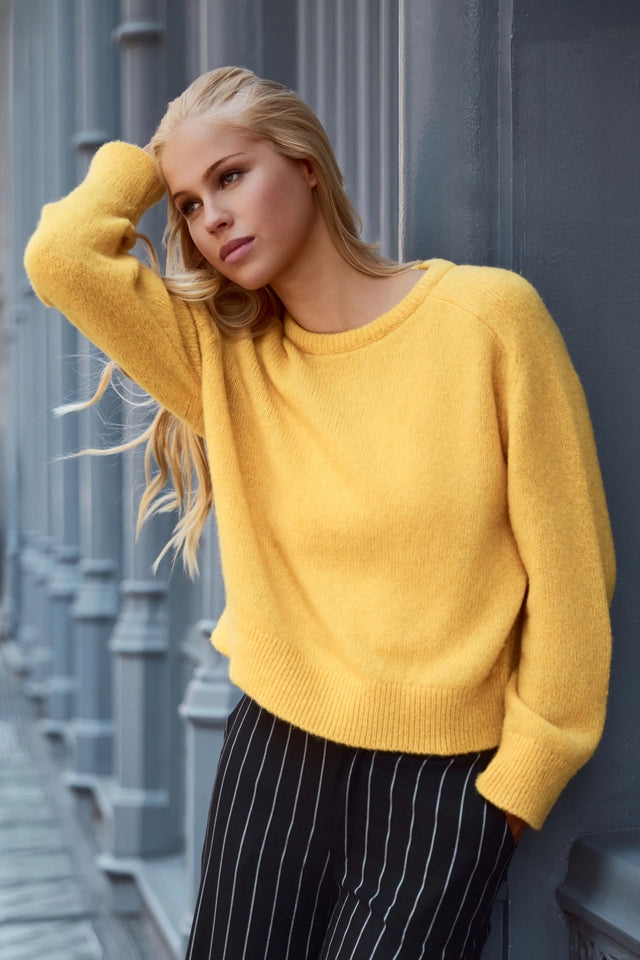 Jersey MONARI punto suave en color amarillo