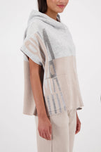 Capote MONARI de punto gris y champan