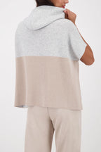 Capote MONARI de punto gris y champan