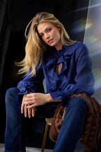 Blusa MONARI azul con volantes