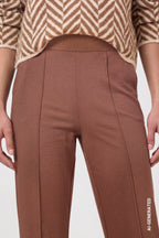 Pantalón MONARI corte jogger color camel