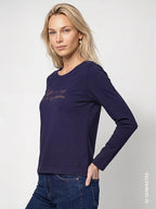 Camiseta MONARI azul con letras de pedrería