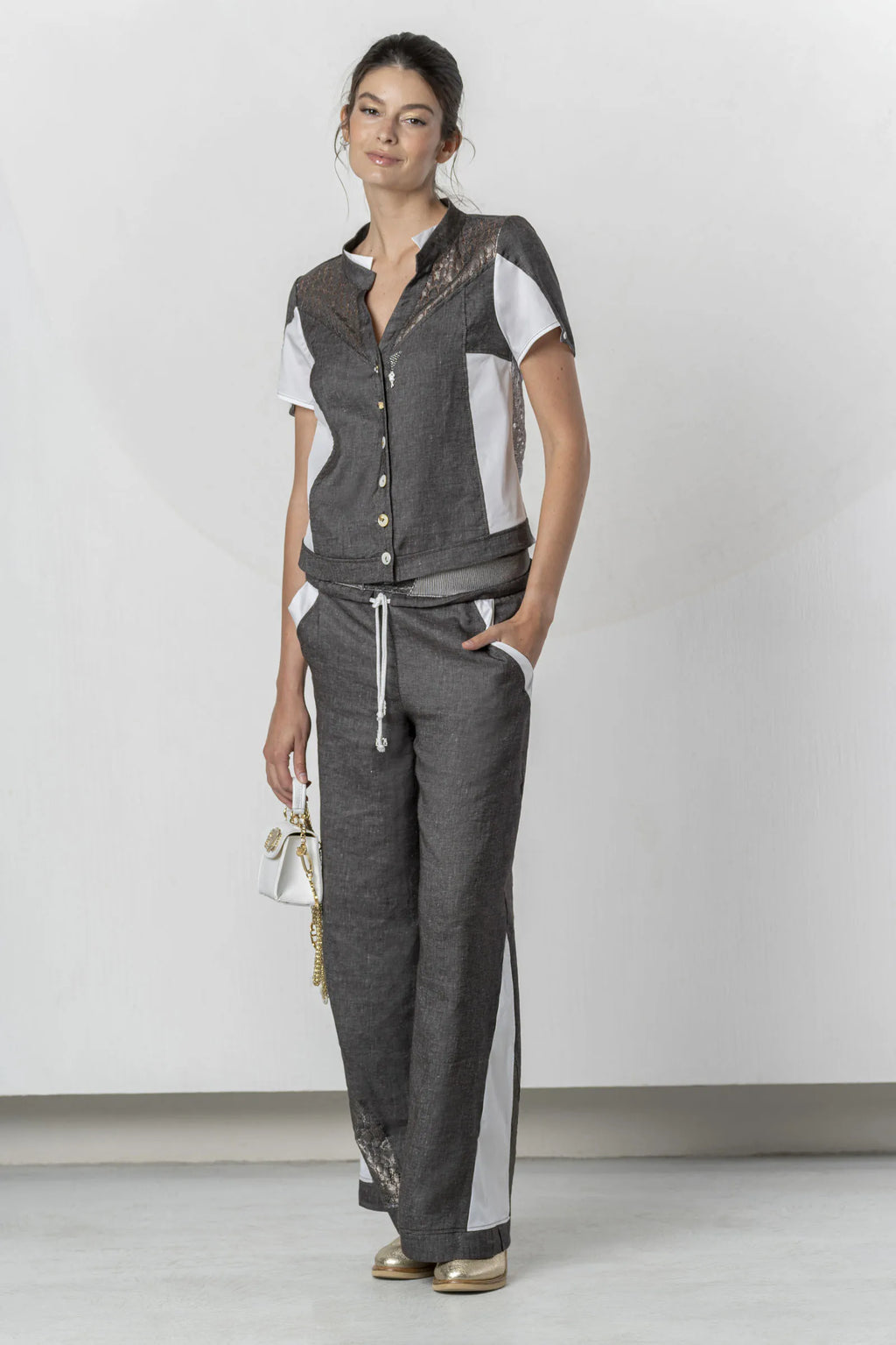 Camisa ELISA CAVALETTI de lino marrón con encaje
