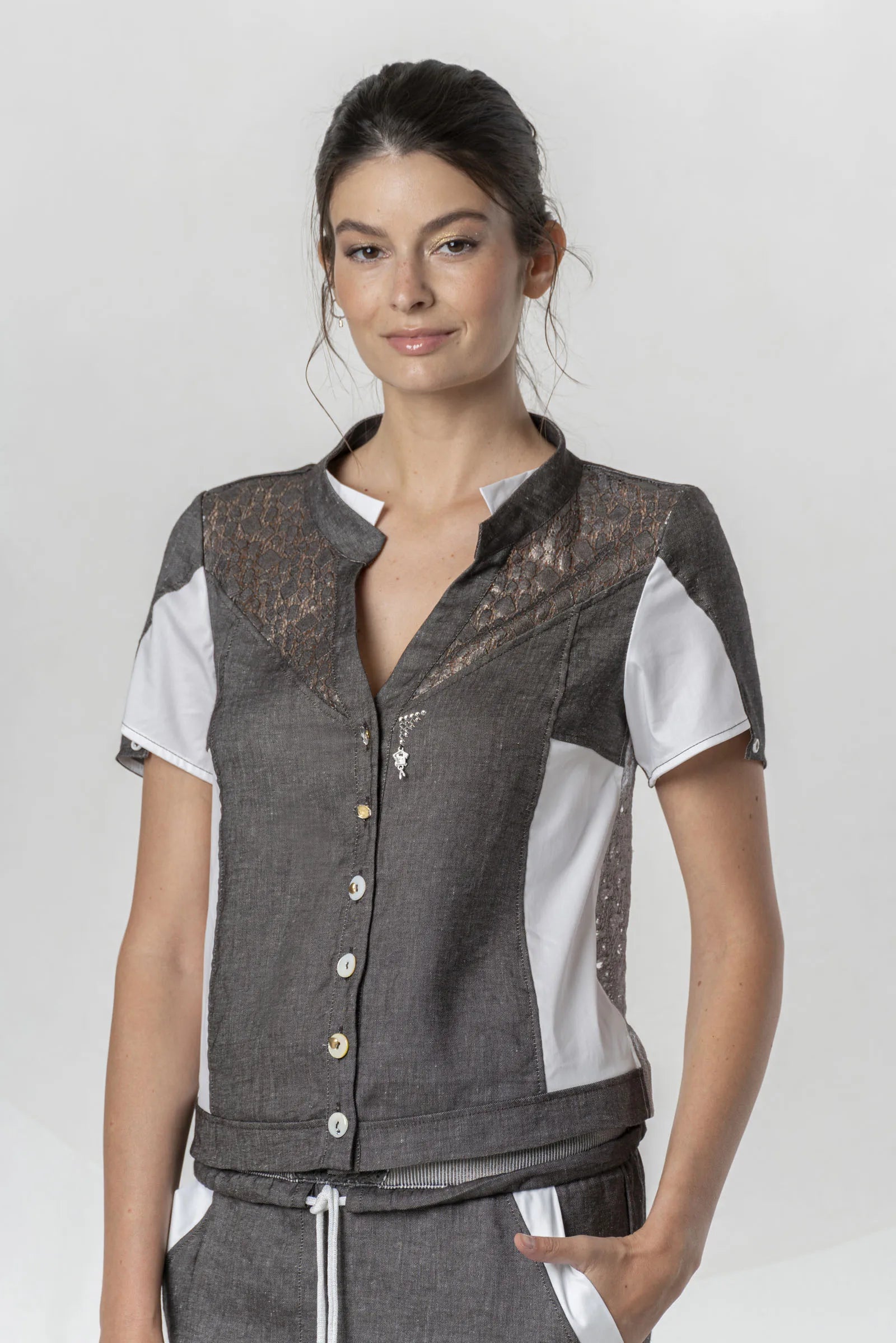 Camisa ELISA CAVALETTI de lino marrón con encaje