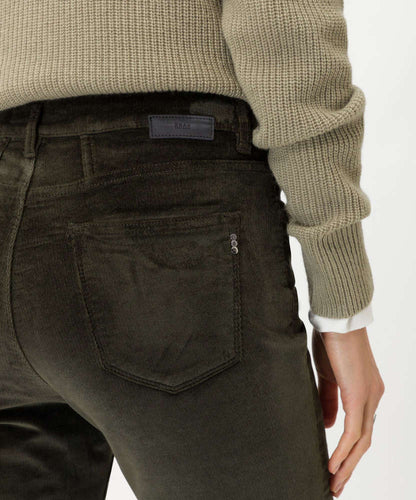 Pantalon cinq poches en velours côtelé fin
